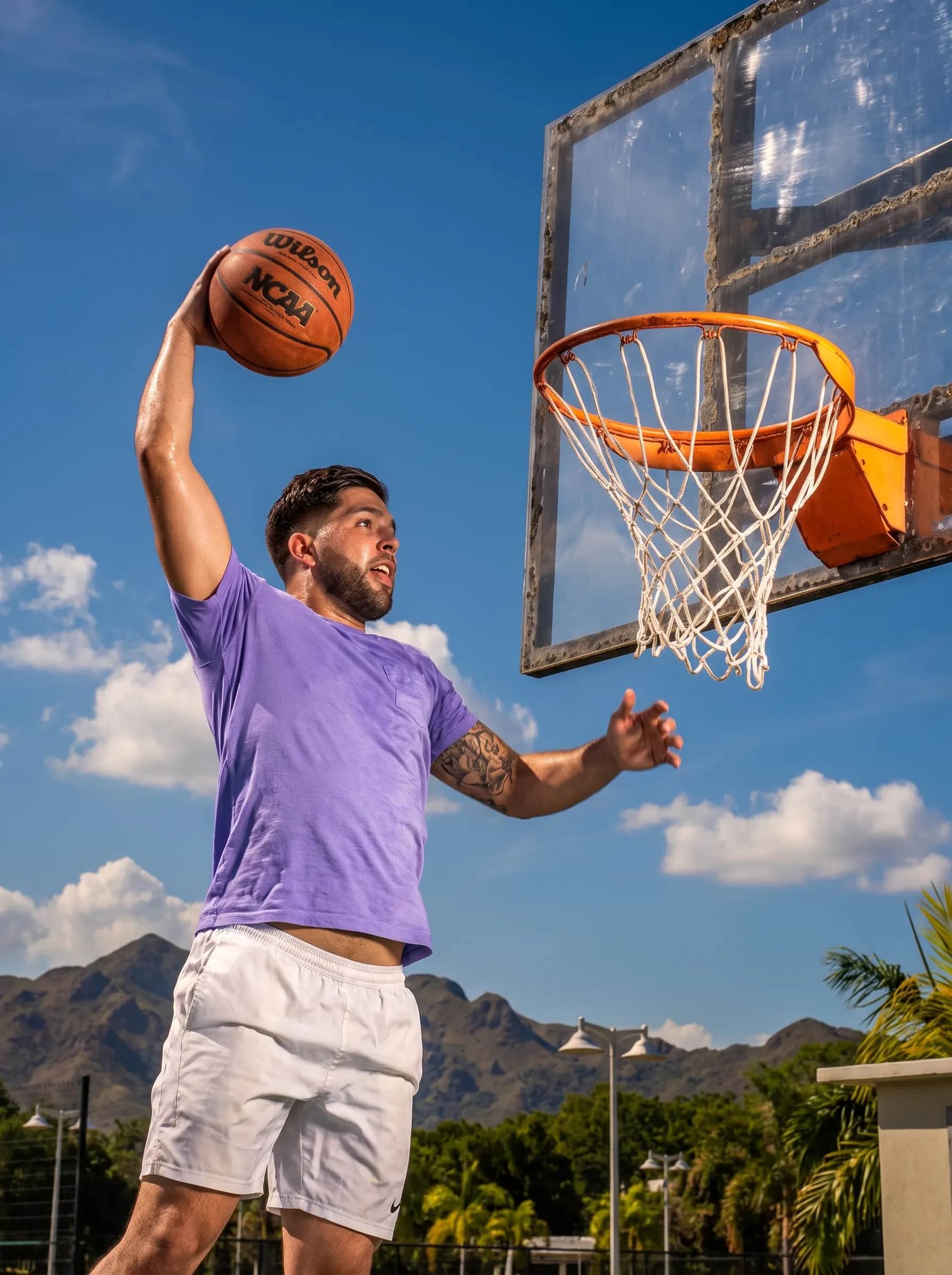 Jóvenes jugando básquetbol en la cancha del complejo