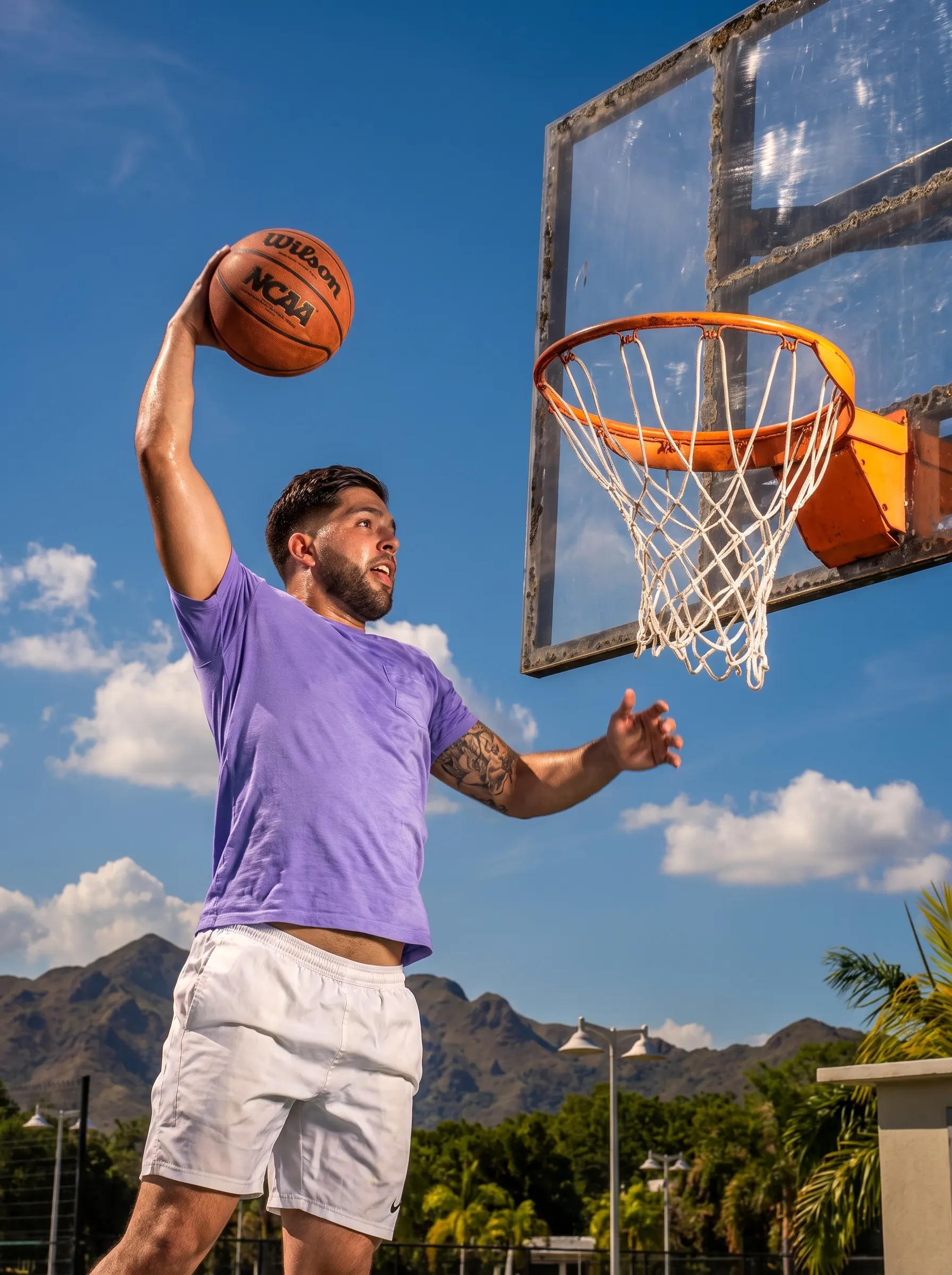 Jugador lanzando a canasta en las canchas del complejo