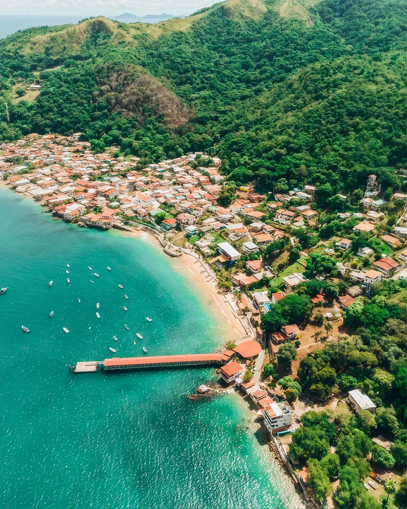 Vista aérea de un pueblo costero cerca de Coronado