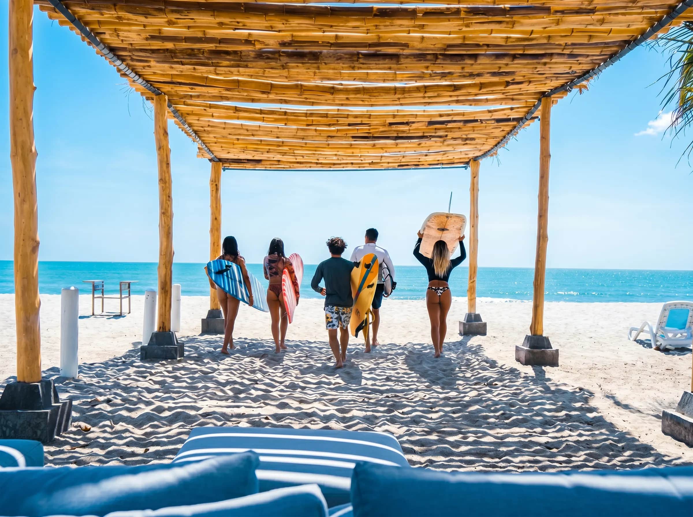 Grupo entrando al mar con sus tablas de surf