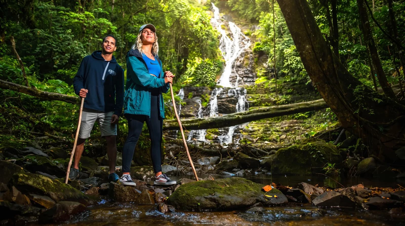 Montañas y cascadas